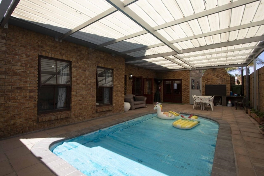 To Let 5 Bedroom Property for Rent in Parklands Western Cape